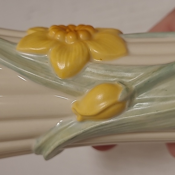 Lenox Daffodils in Bloom Bud Vase with Gold Trim - Picture 12 of 16